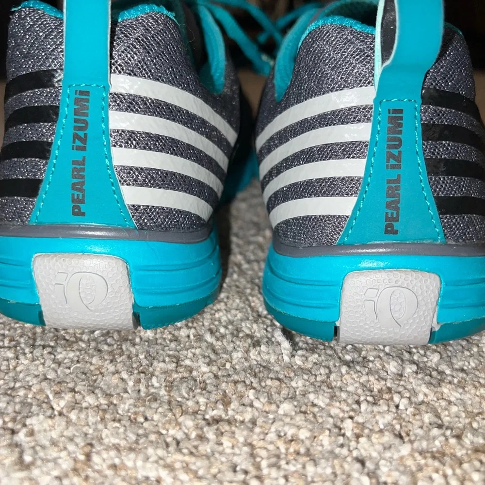 Like New Women’s Pearl Izumi EM N1 Trail Running Shoes in Teal and Gray Size 9
